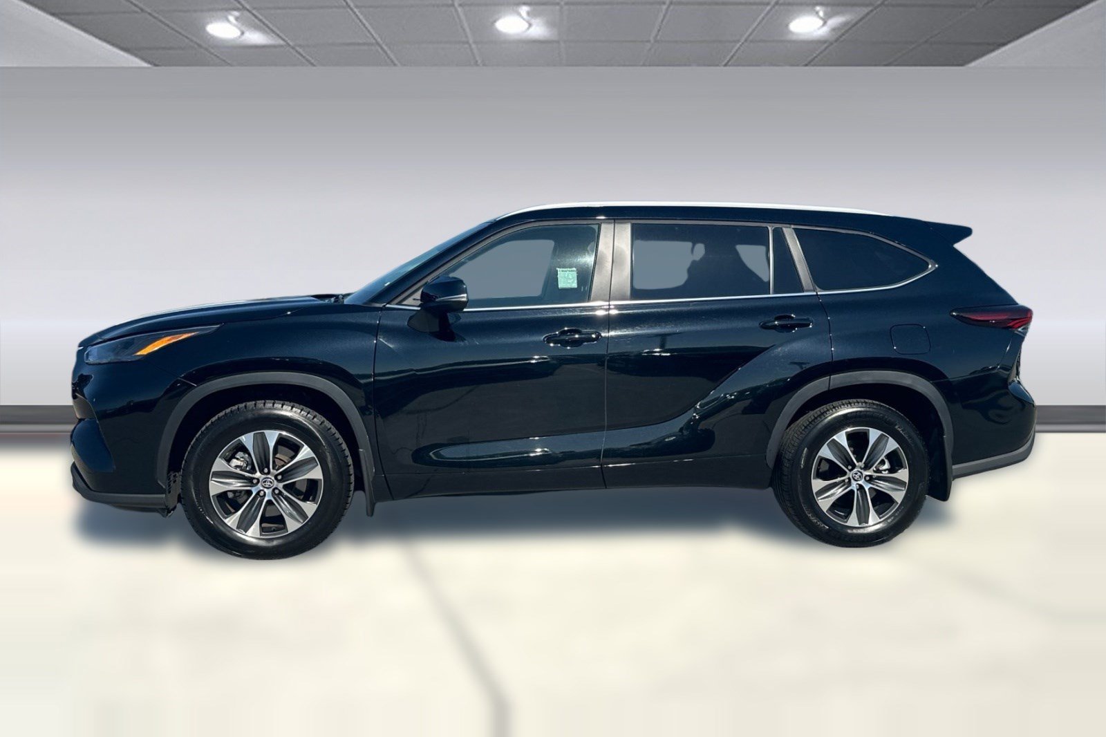 Used 2026 Toyota Highlander XLE AWD/4WD image 2