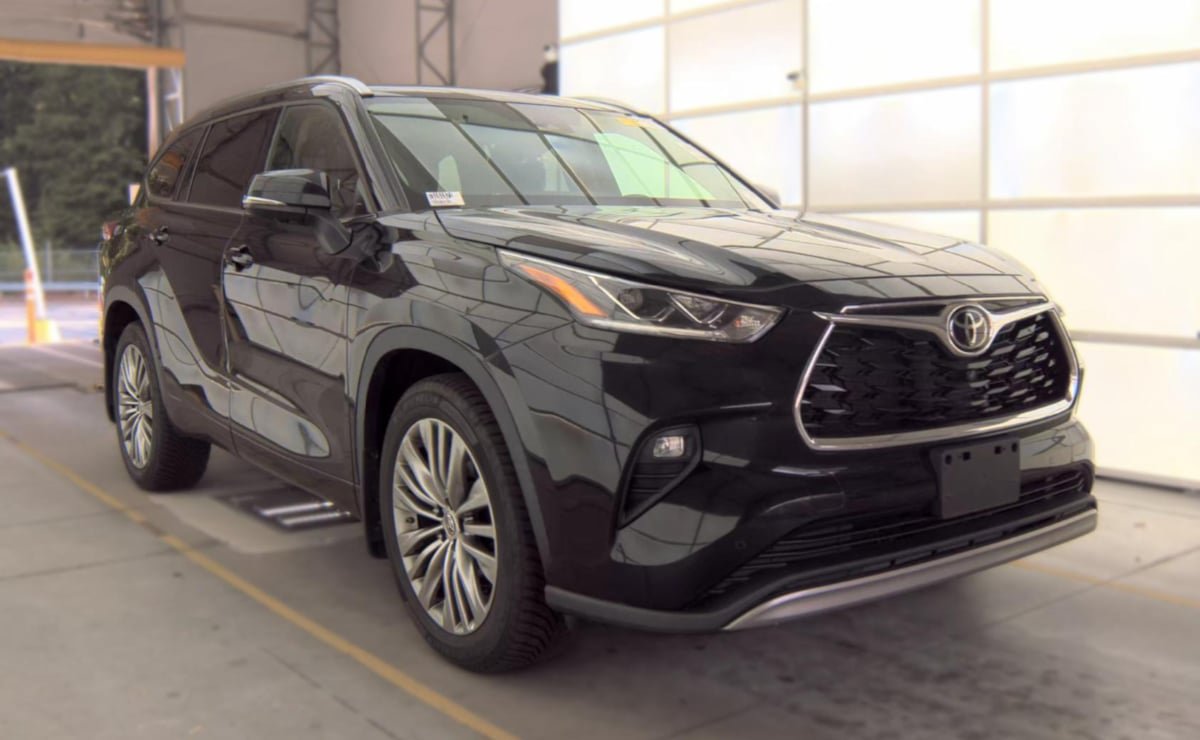 Used 2022 Toyota Highlander Platinum AWD/4WD image 2