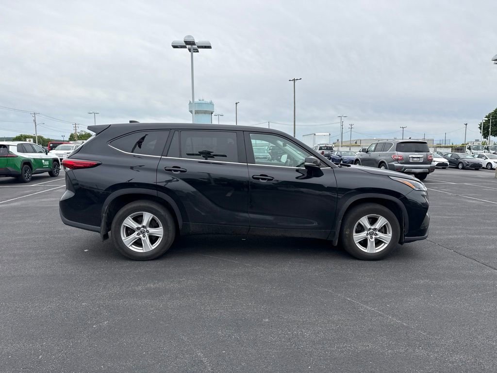 Used 2021 Toyota Highlander LE AWD/4WD image 4