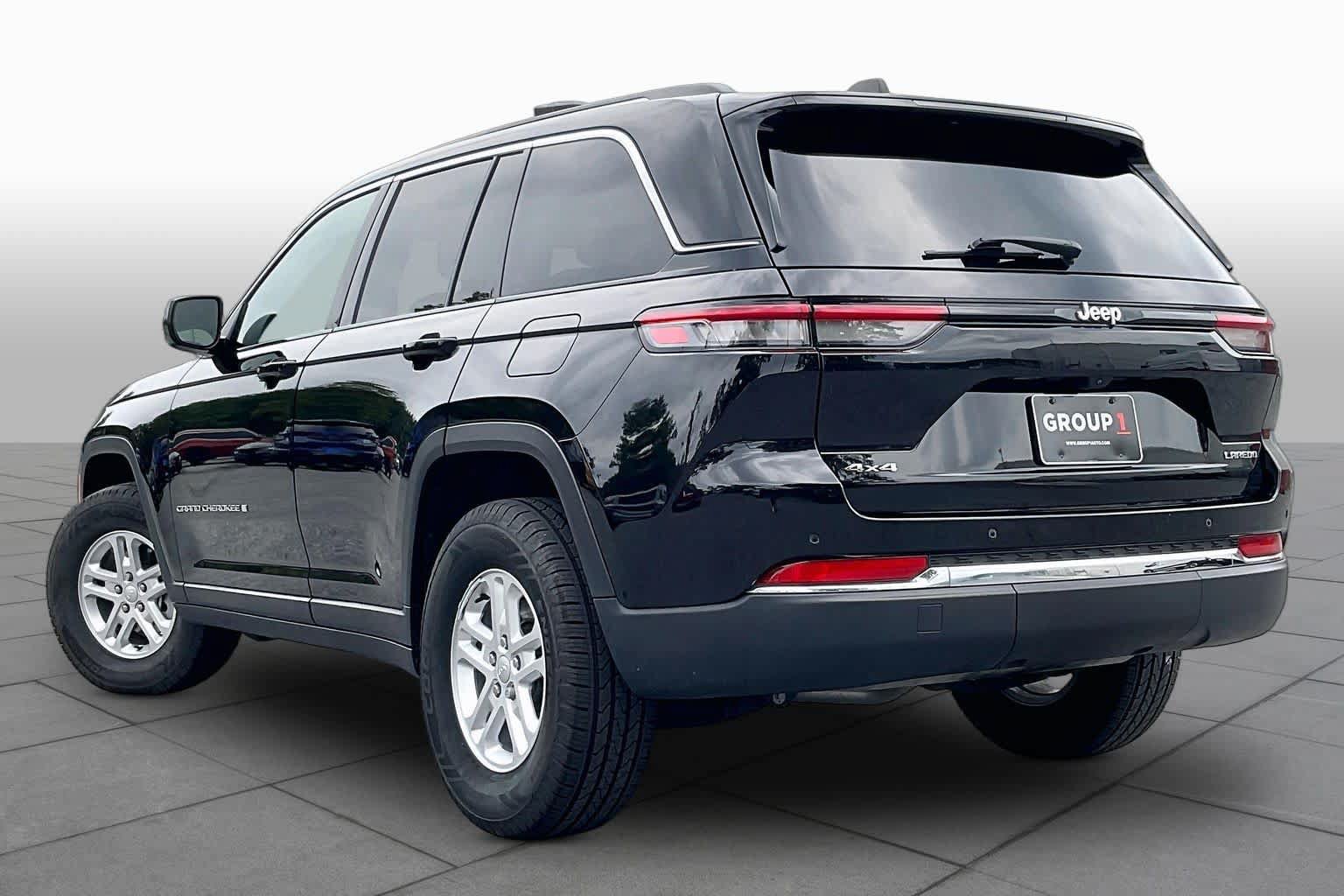 Used 2023 Jeep Grand Cherokee Laredo AWD/4WD image 11