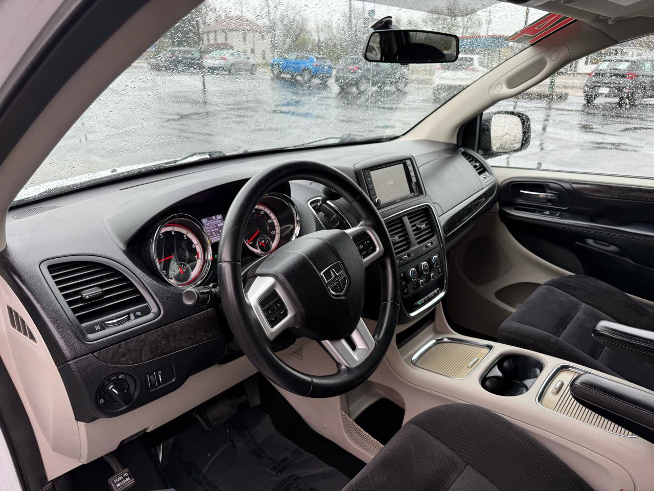 Used 2014 Dodge Grand Caravan SXT w/ Rear Park Assist Package image 15