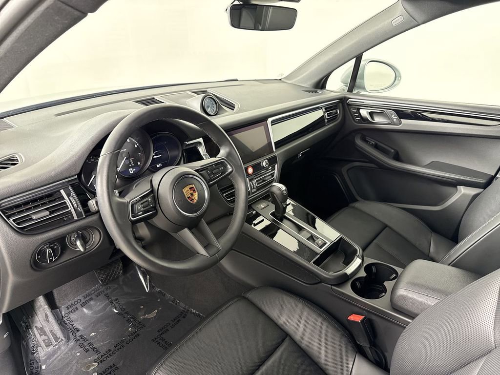 Certified 2025 Porsche Macan image 4