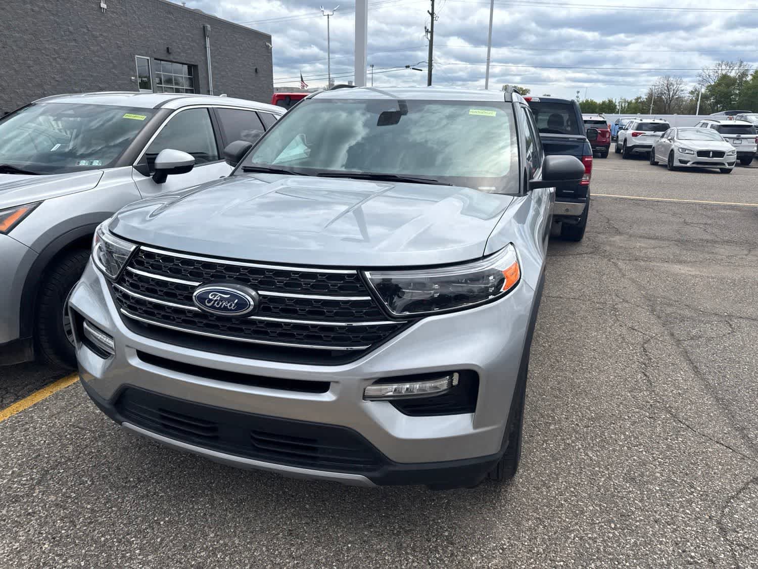 Used 2023 Ford Explorer XLT w/ Equipment Group 202A AWD/4WD image 3