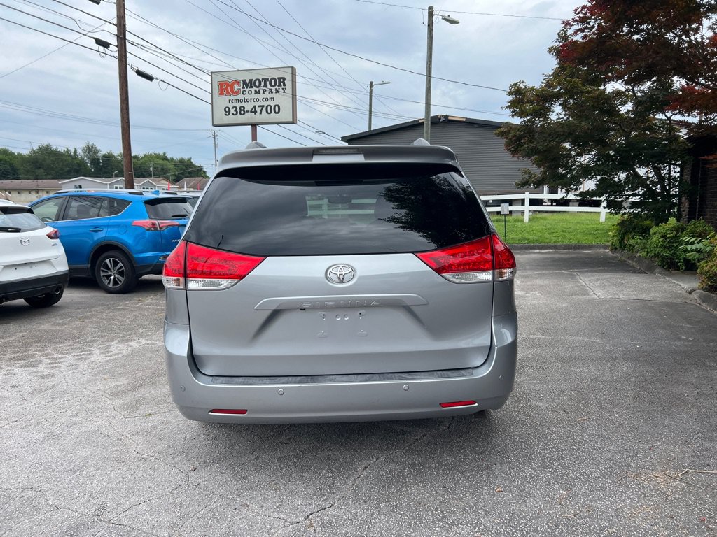 Used 2013 Toyota Sienna XLE FWD image 3