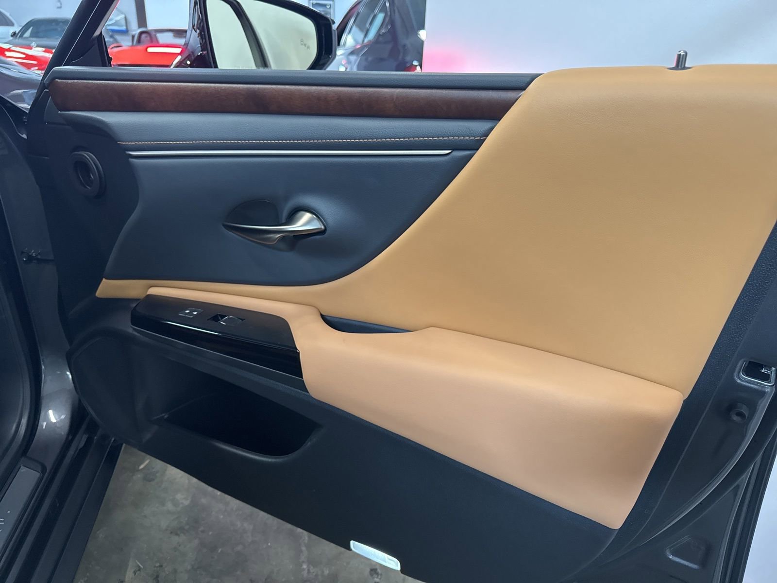 Used 2025 Lexus ES 300h w/ Premium Package FWD image 23