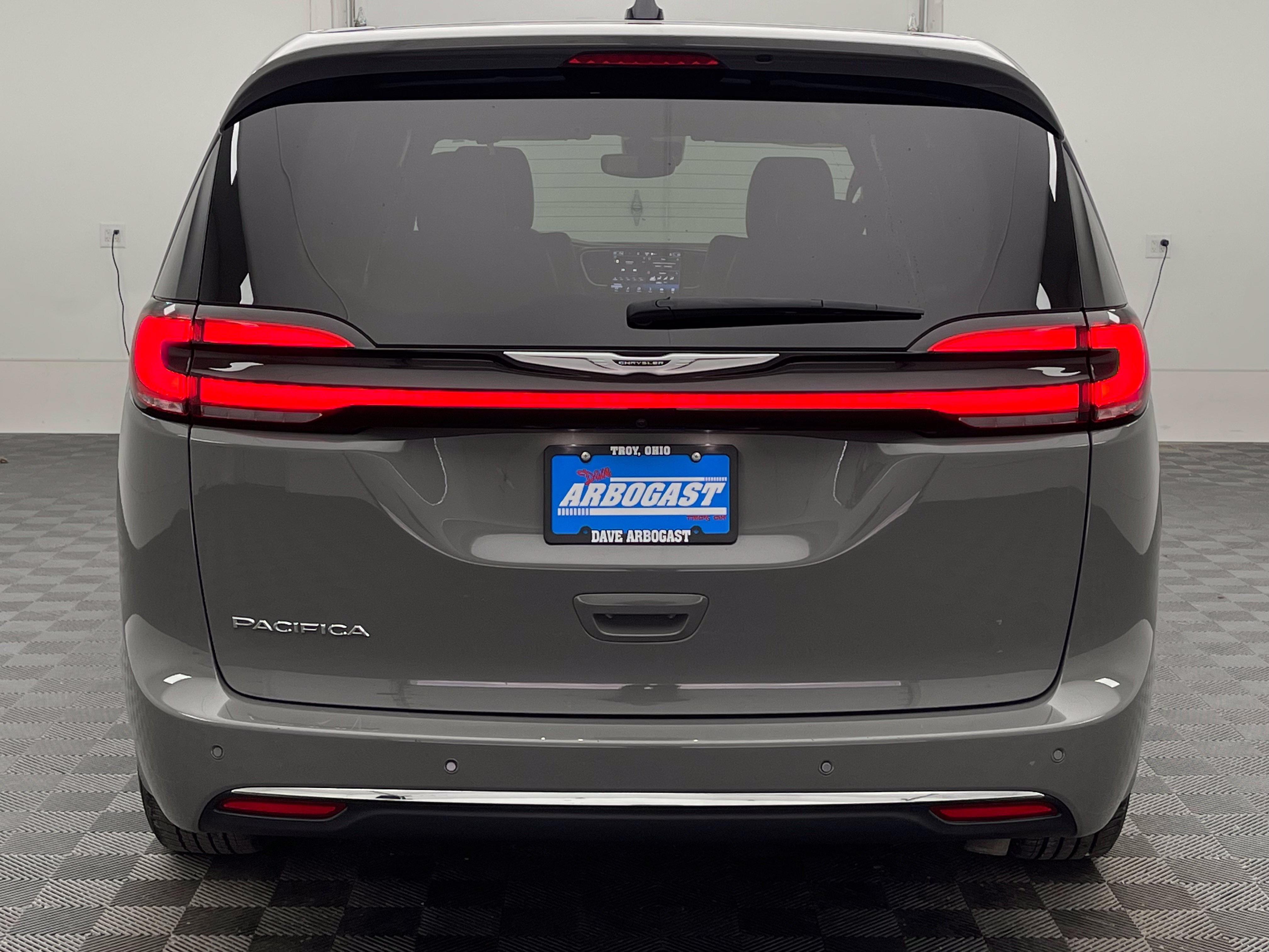 Used 2025 Chrysler Pacifica Select FWD image 8