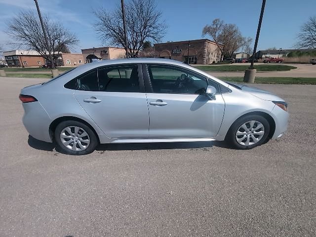 Used 2025 Toyota Corolla LE image 2