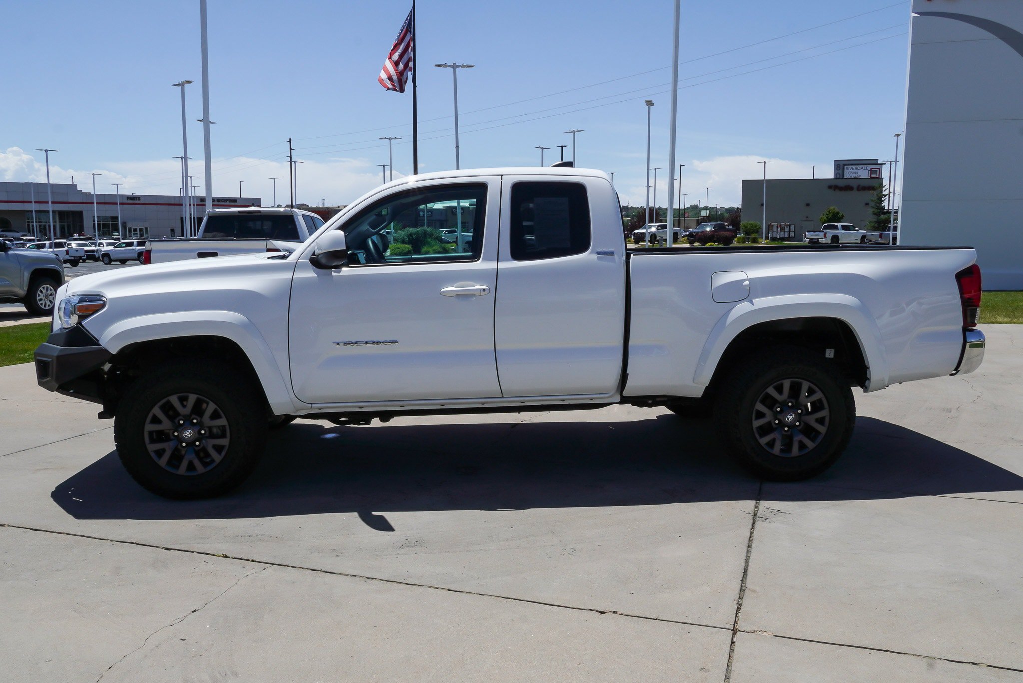 Used 2023 Toyota Tacoma SR5 AWD/4WD image 5