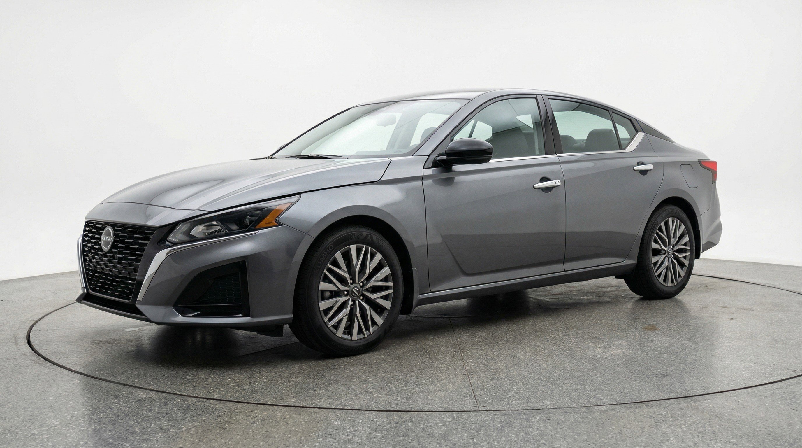 Used 2025 Nissan Altima 2.5 SV image 3