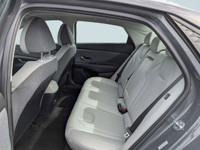 Used 2025 Hyundai Elantra Limited FWD image 12