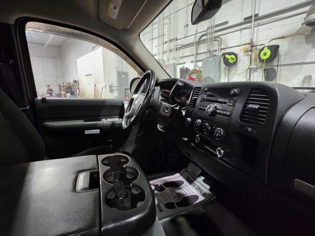 Used 2008 Chevrolet Silverado 1500 LT w/ Suspension Package, Off-Road AWD/4WD image 17