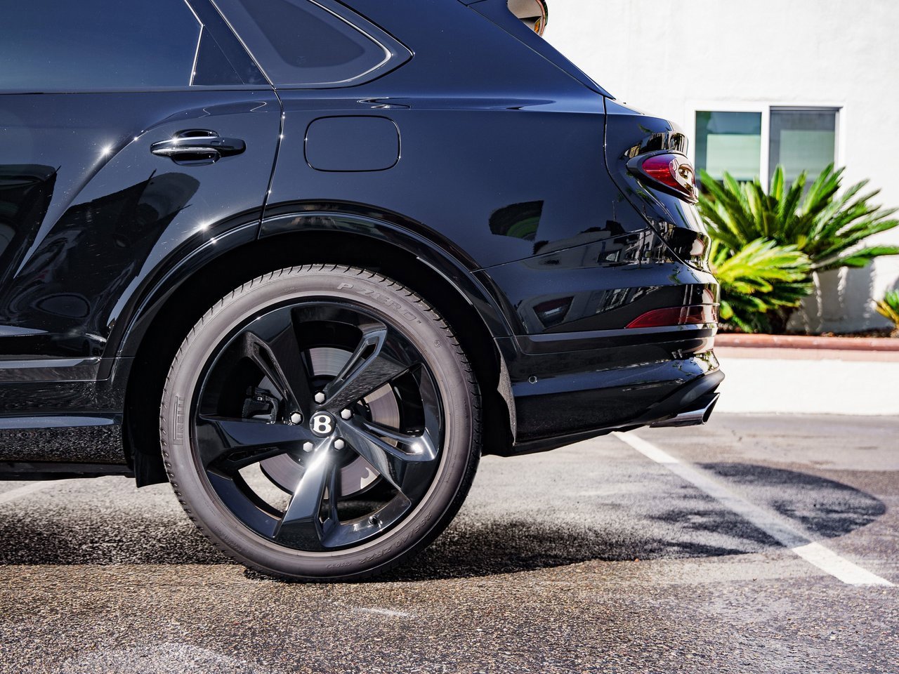 Used 2023 Bentley Bentayga Plug-In Hybrid image 30