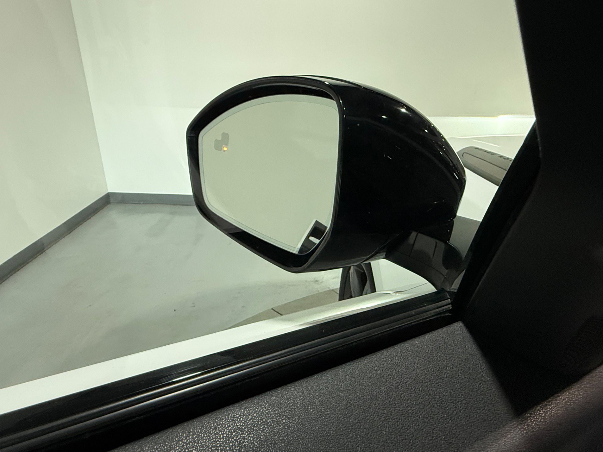 Used 2024 Land Rover Range Rover Velar Dynamic SE AWD/4WD image 18