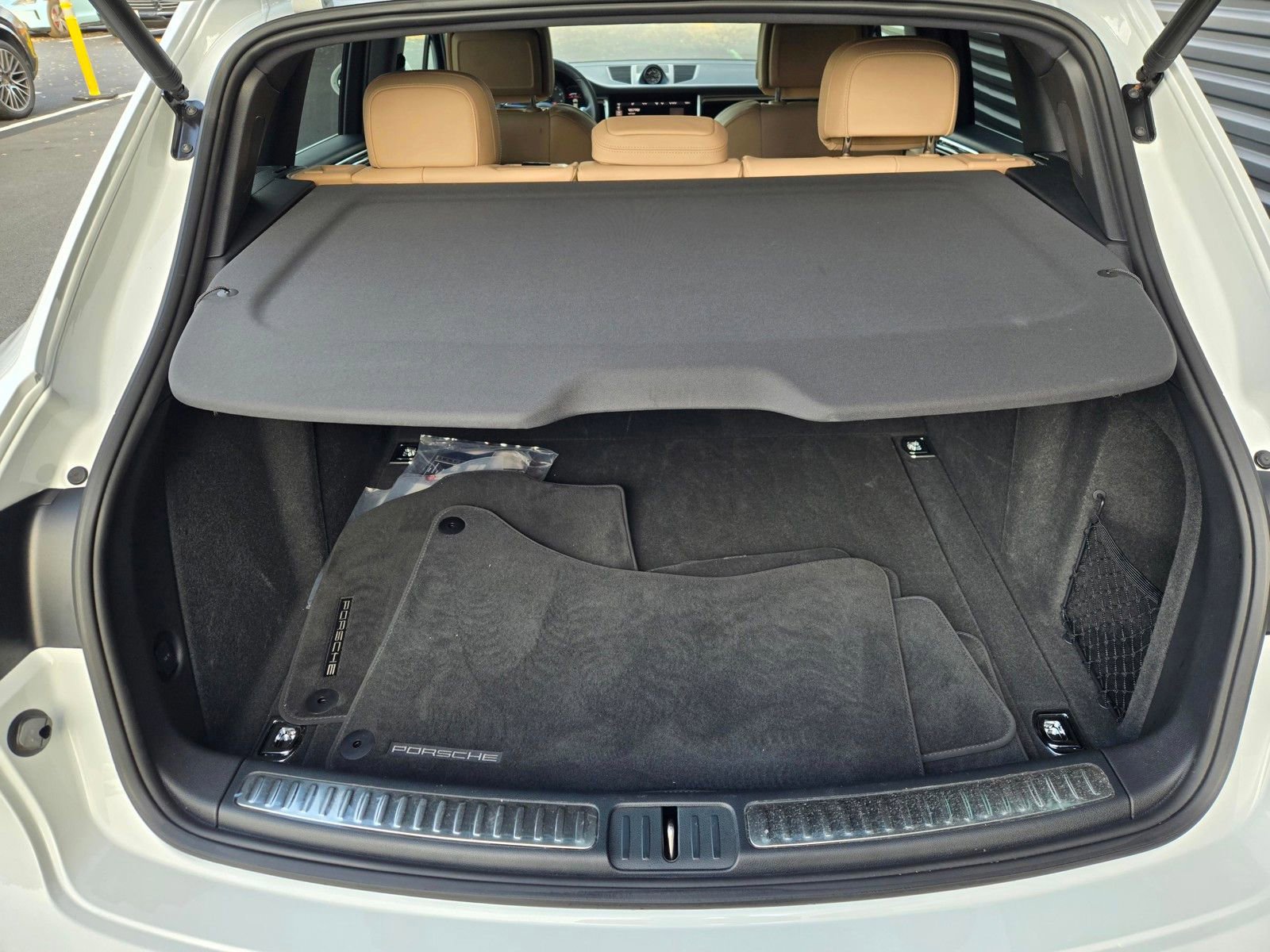 Used 2025 Porsche Macan AWD/4WD image 27
