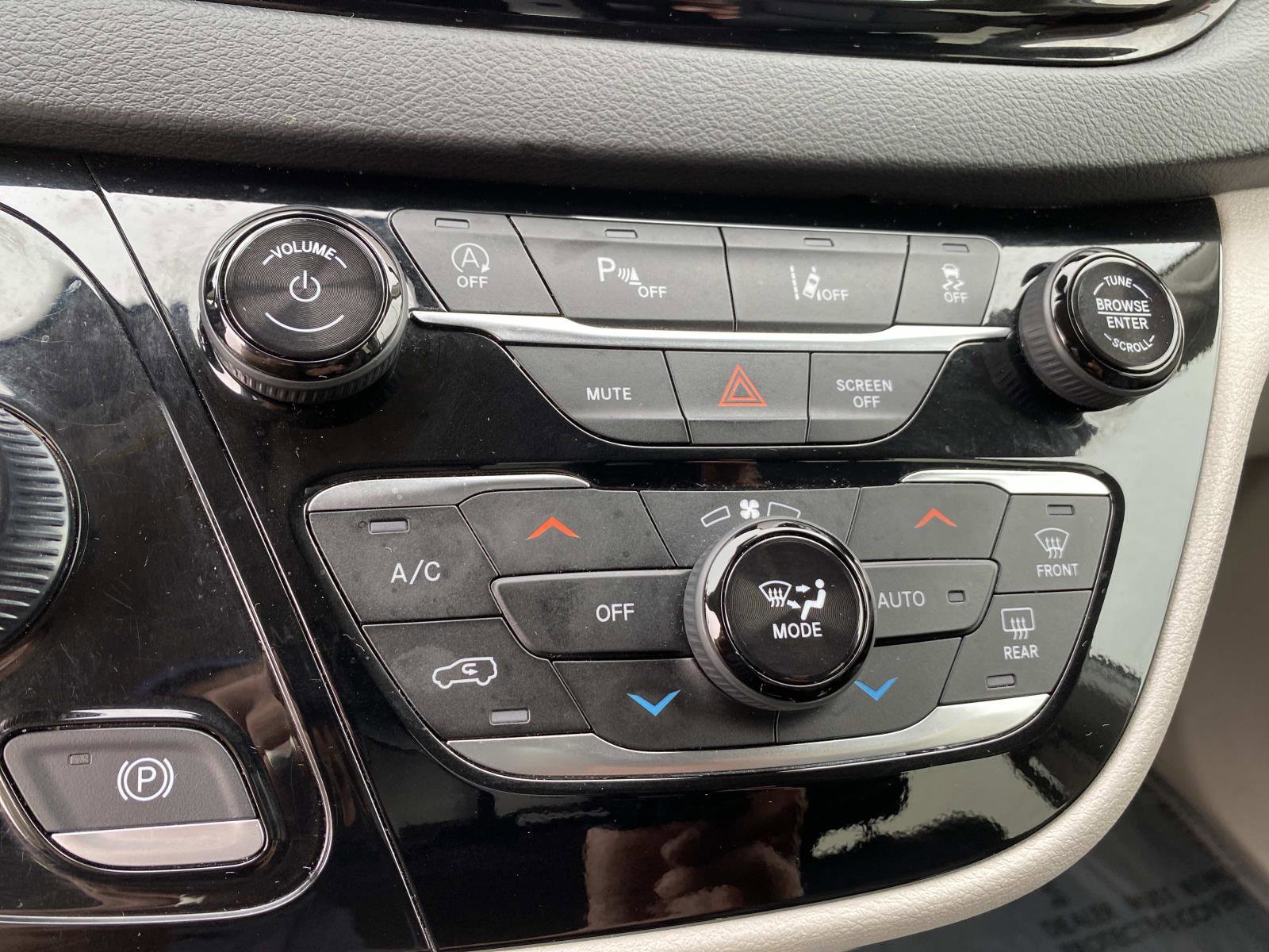 Used 2024 Chrysler Pacifica Touring-L FWD image 13