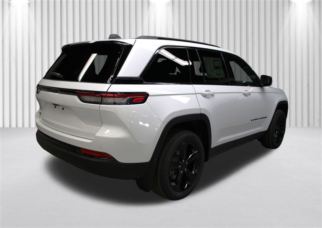 New 2025 Jeep Grand Cherokee Laredo image 3