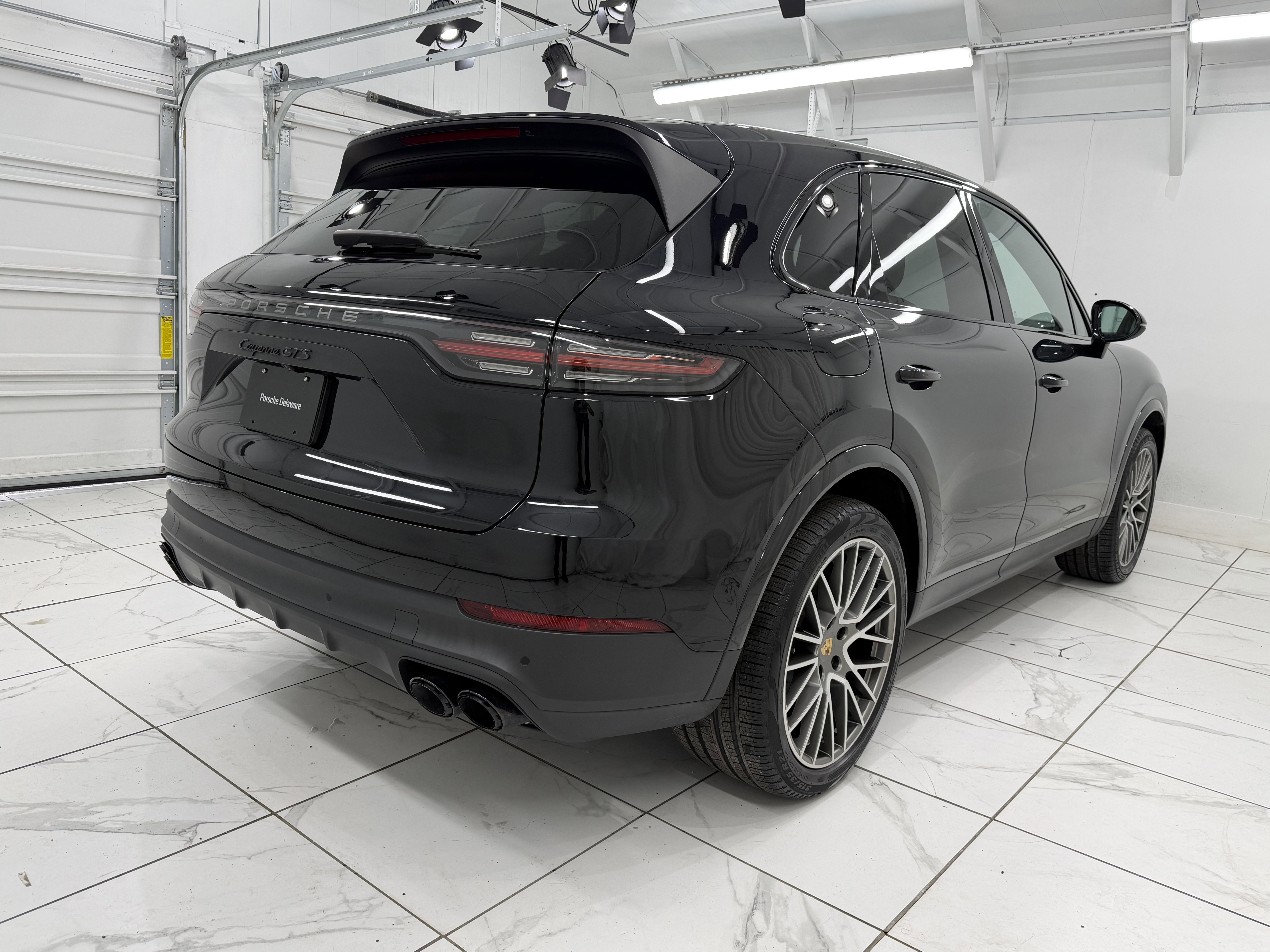 Certified 2022 Porsche Cayenne Platinum Edition image 12