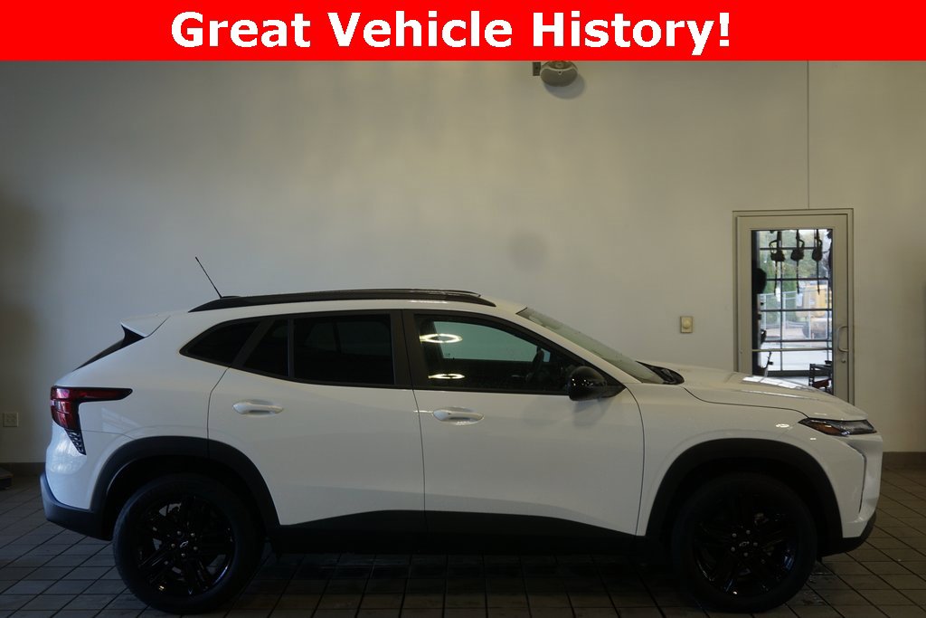 Used 2025 Chevrolet Trax ACTIV w/ Sunroof Package image 2