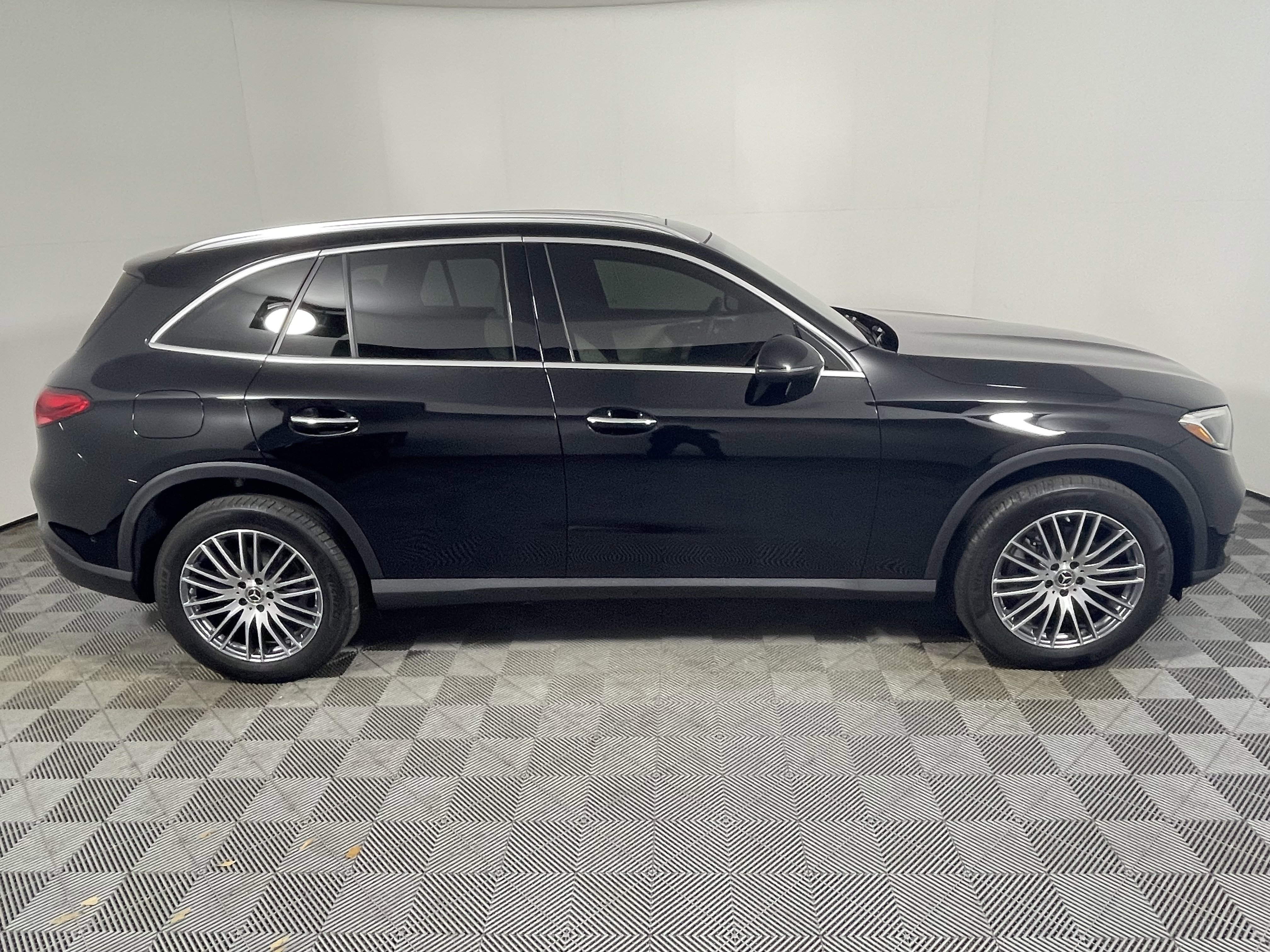 Used 2024 Mercedes-Benz GLC 300 4MATIC image 6