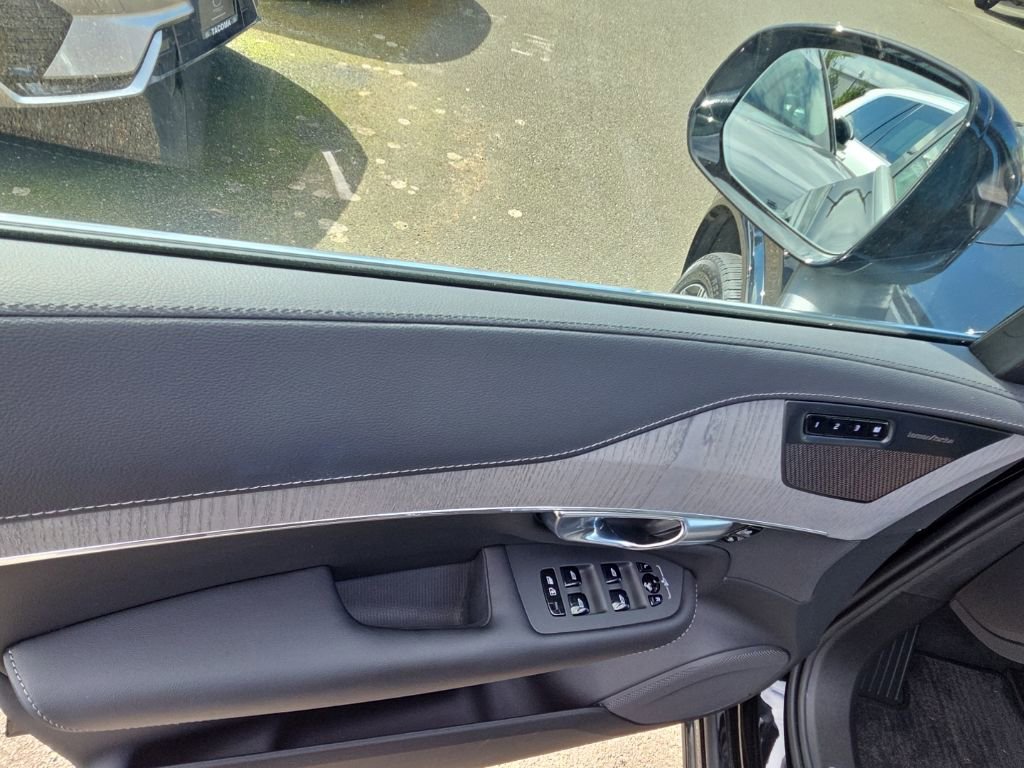 Certified 2025 Volvo XC90 T8 Ultra w/ Protection Package Premier image 3