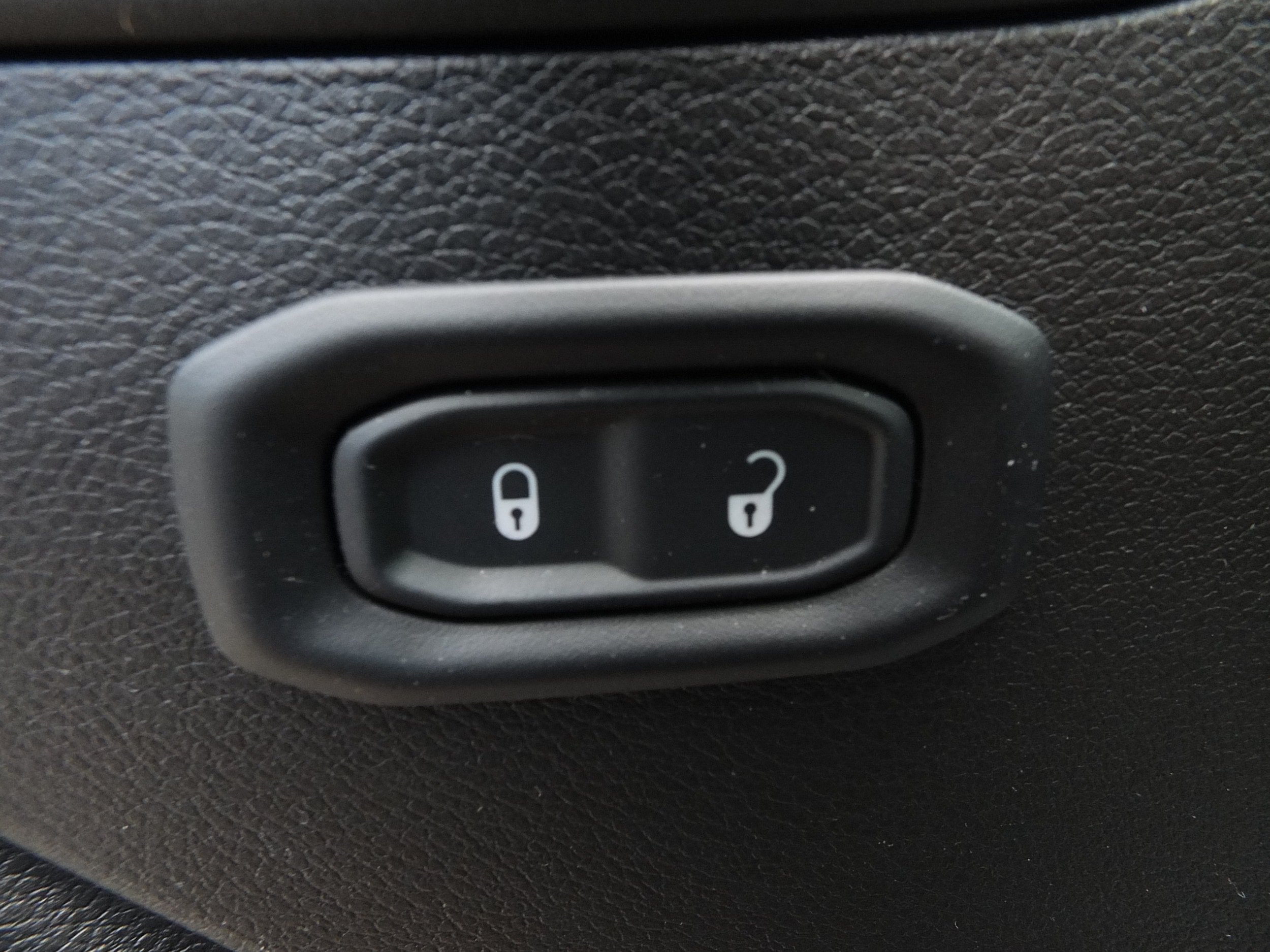 Used 2025 Jeep Wrangler Sport AWD/4WD image 15