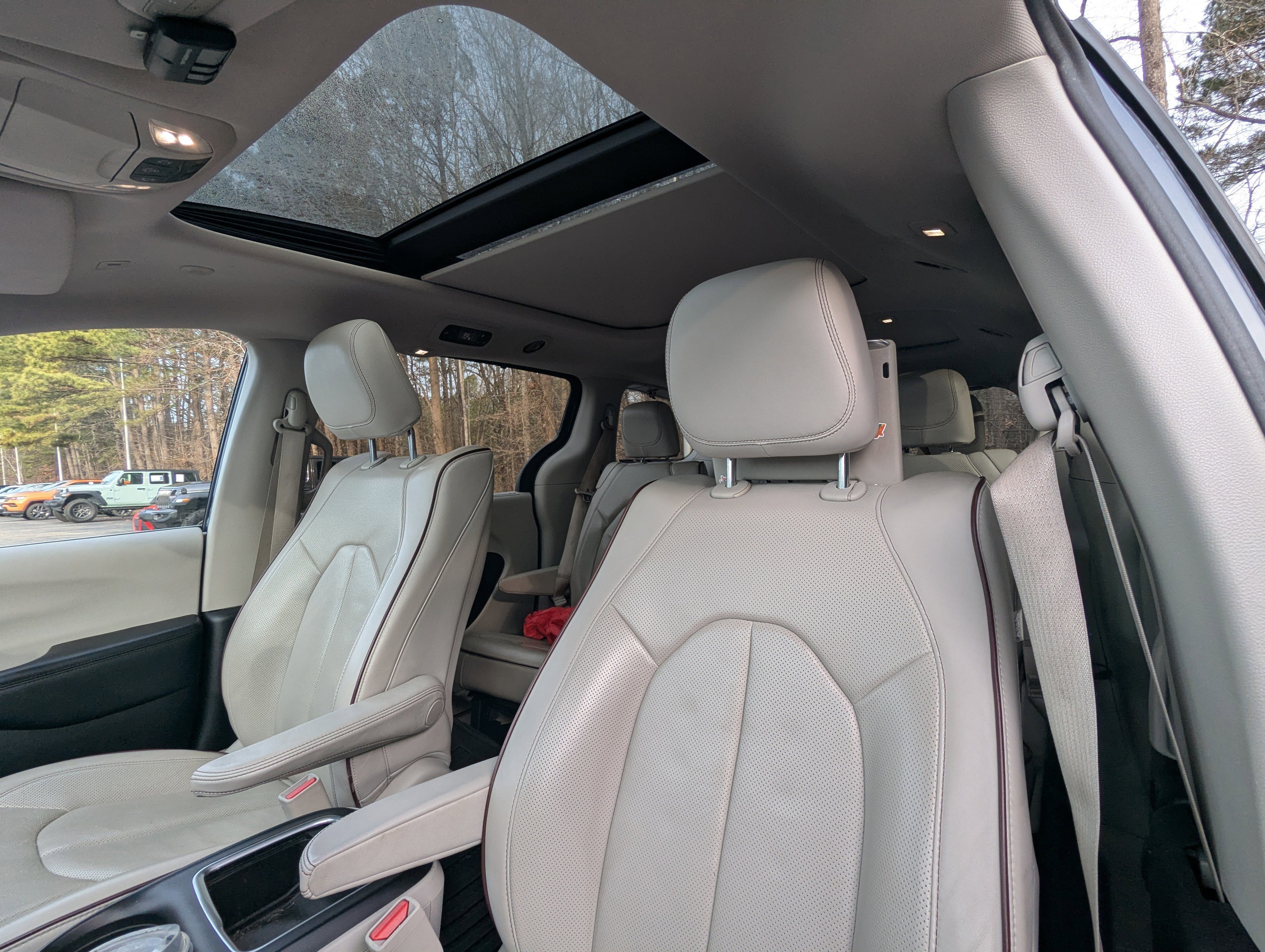 Used 2019 Chrysler Pacifica Limited image 3