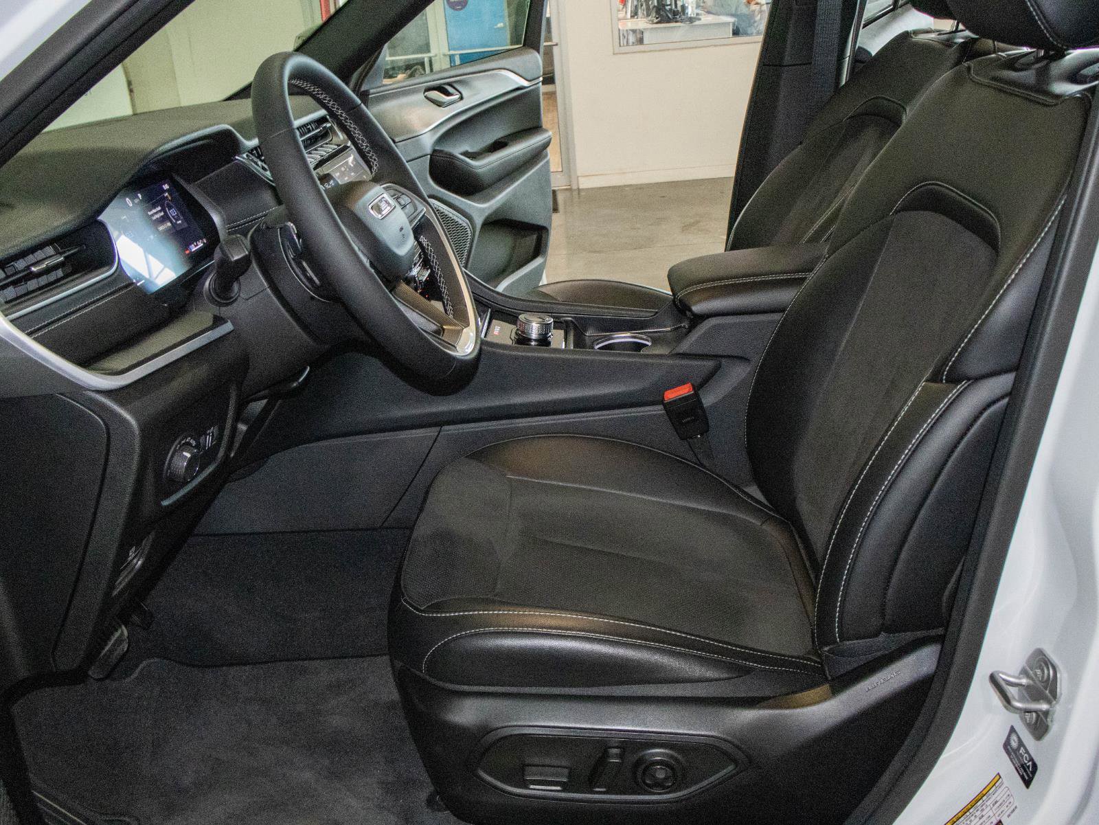 Used 2025 Jeep Grand Cherokee Altitude image 7