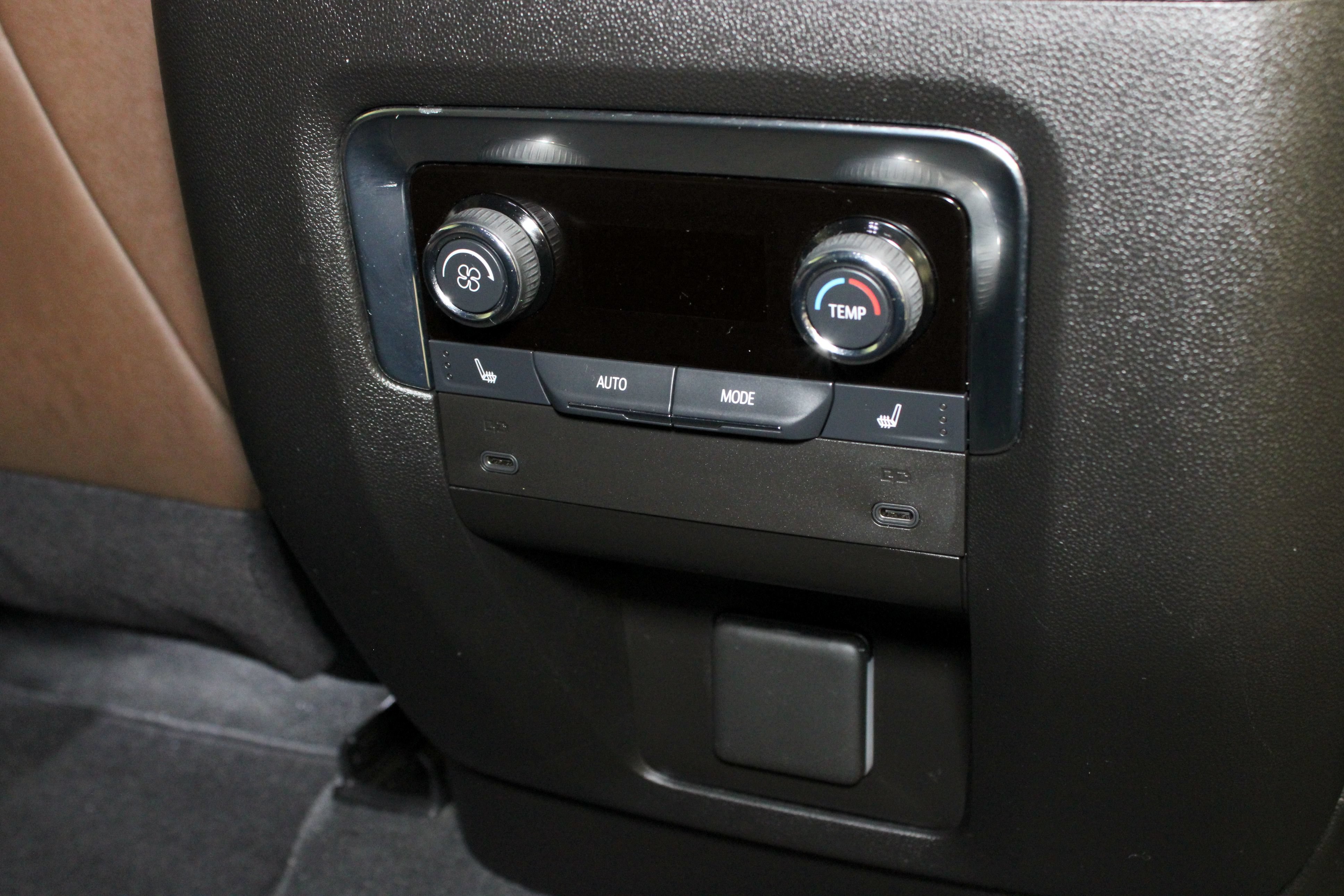 Used 2025 Chevrolet Suburban High Country AWD/4WD image 17