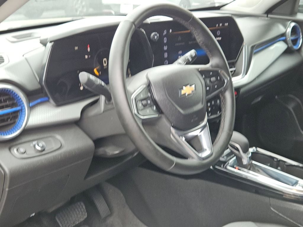 Used 2025 Chevrolet Trax LT w/ LT Convenience Package FWD image 13