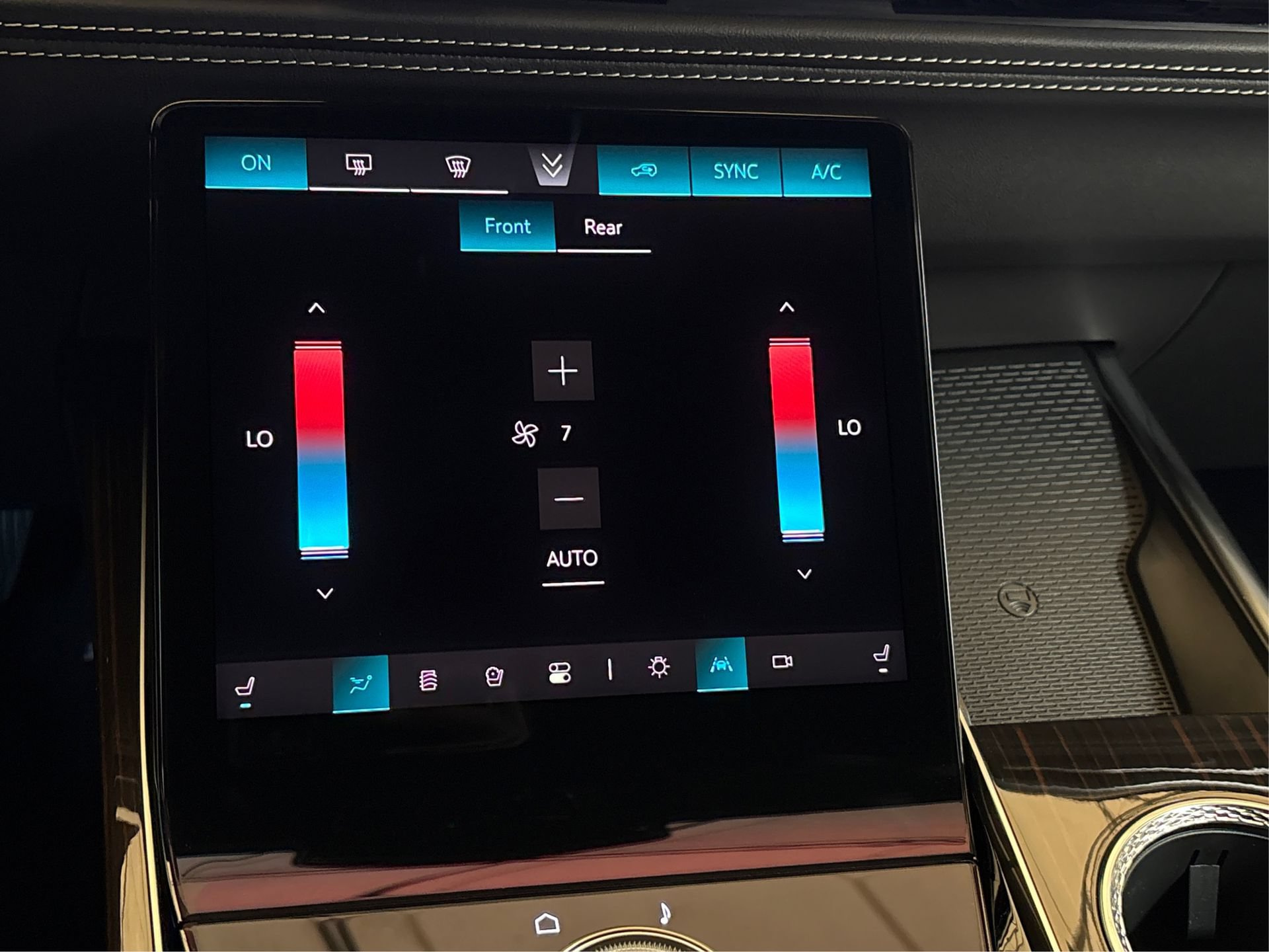 New 2026 Cadillac Escalade ESV Luxury AWD/4WD image 25