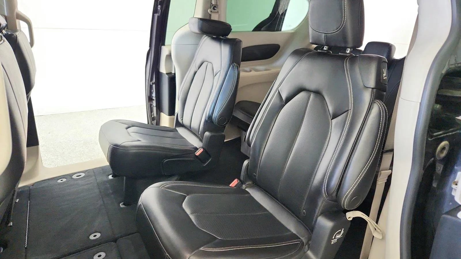 Used 2023 Chrysler Pacifica Touring-L FWD image 22