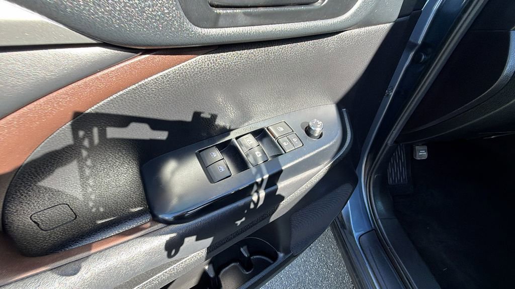 Used 2019 Toyota Highlander Plus AWD/4WD image 20