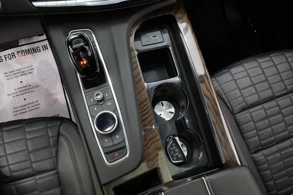 Used 2024 Cadillac Escalade Premium Luxury Platinum AWD/4WD image 33