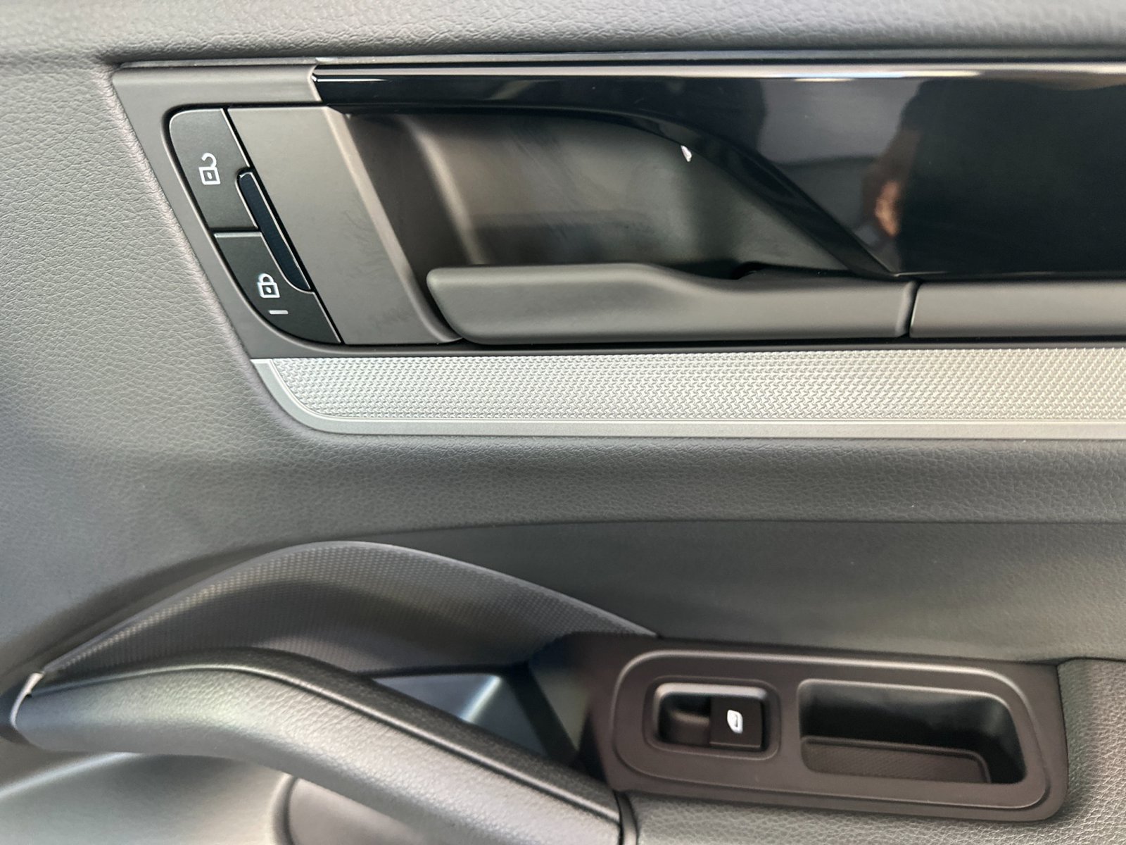 Certified 2025 Porsche Cayenne AWD/4WD image 20