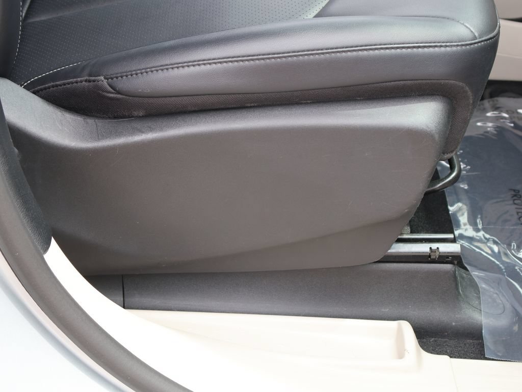 Used 2024 Chrysler Pacifica Touring-L FWD image 9