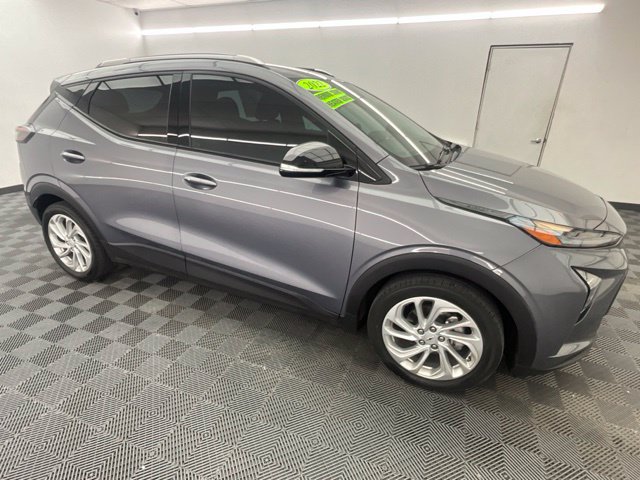 Used 2022 Chevrolet Bolt EUV LT w/ Comfort Package FWD image 3