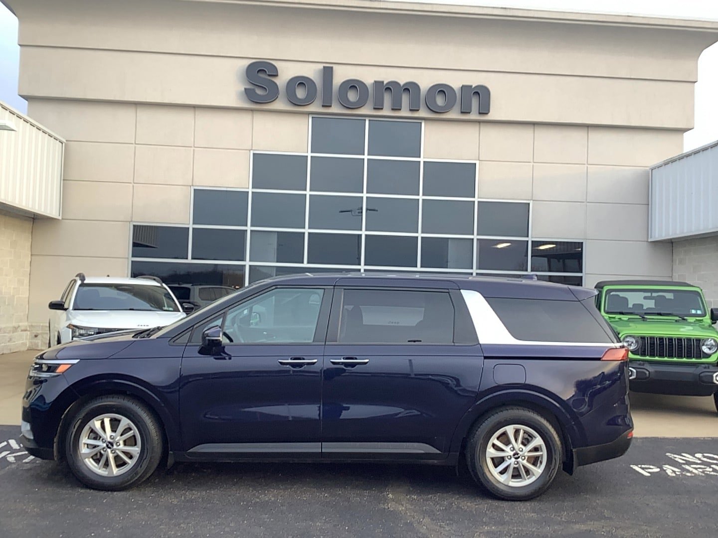 Used 2024 Kia Carnival LX FWD image 1
