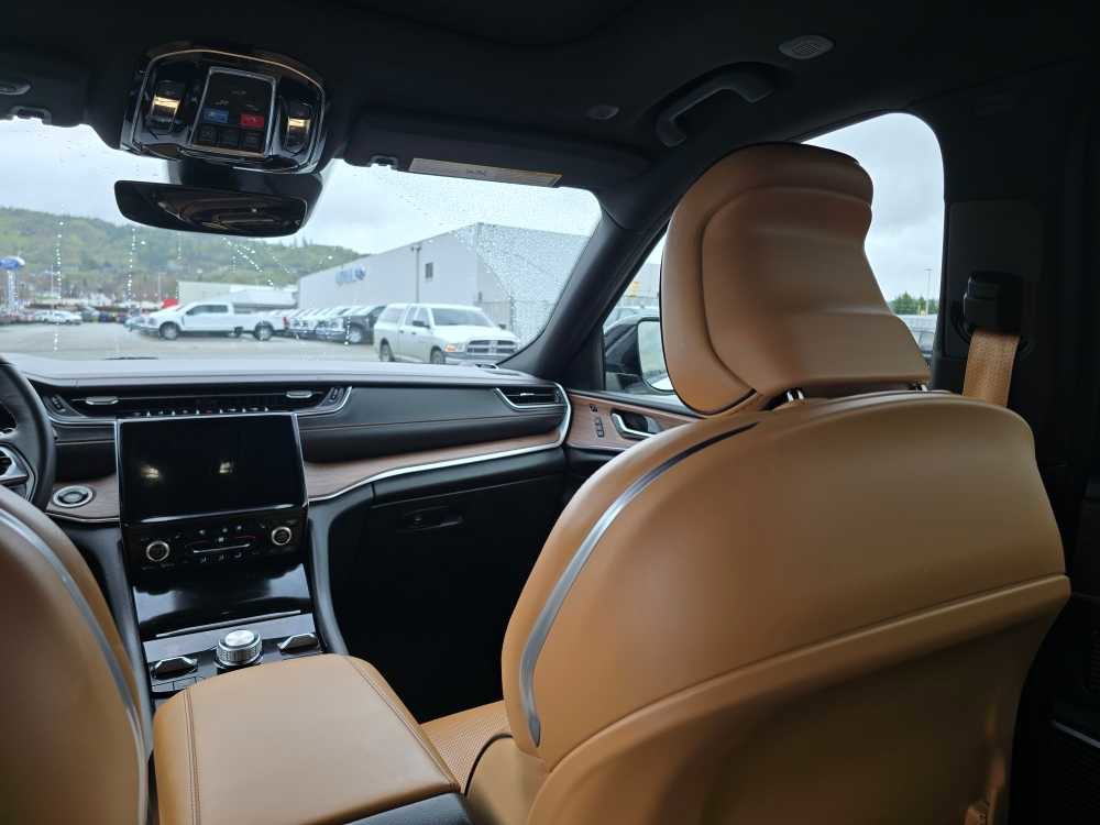 Used 2022 Jeep Grand Cherokee L Summit w/ Luxury Tech Group V image 13