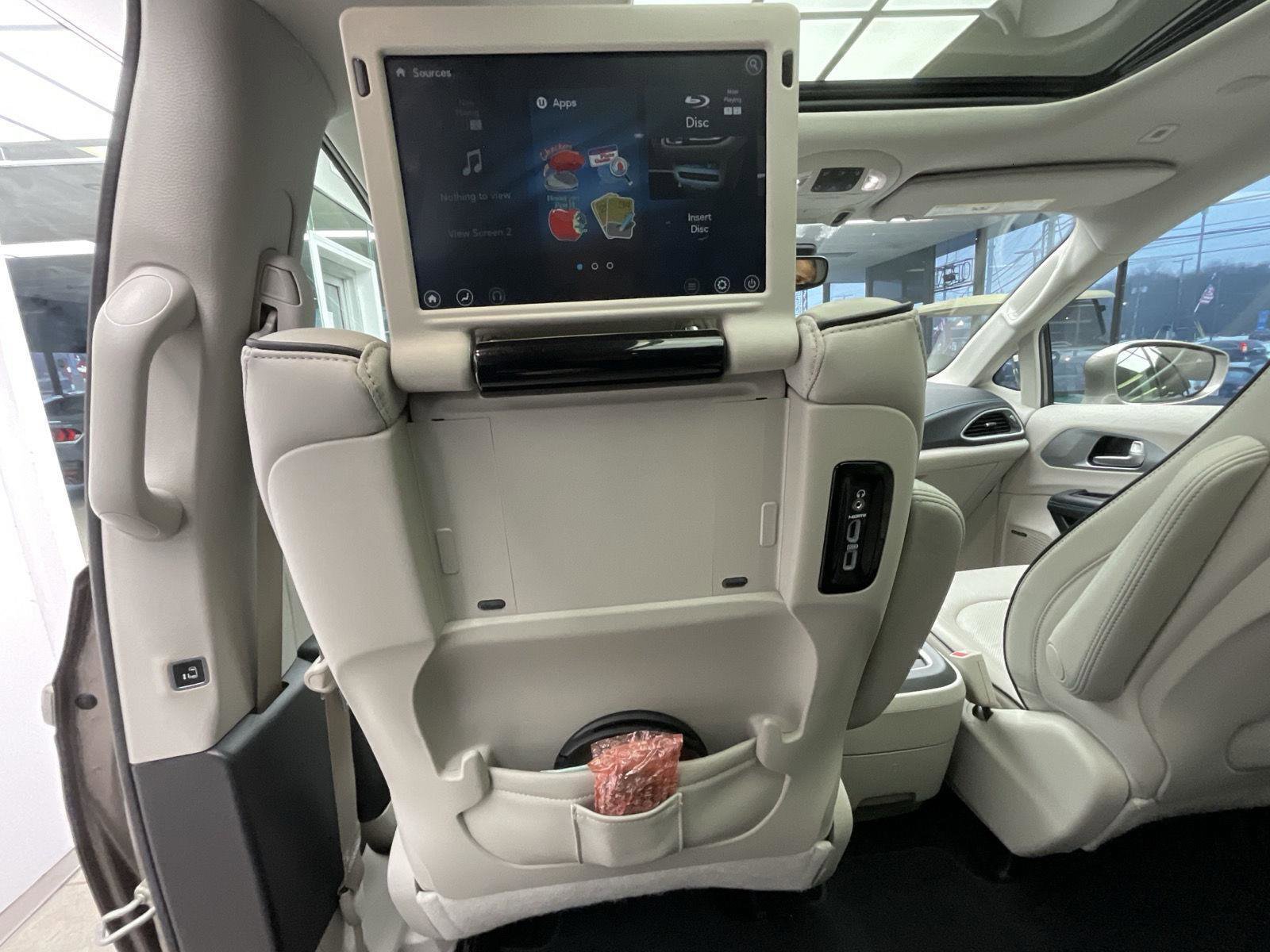 Used 2018 Chrysler Pacifica Limited w/ Advanced Safetytec Group image 26