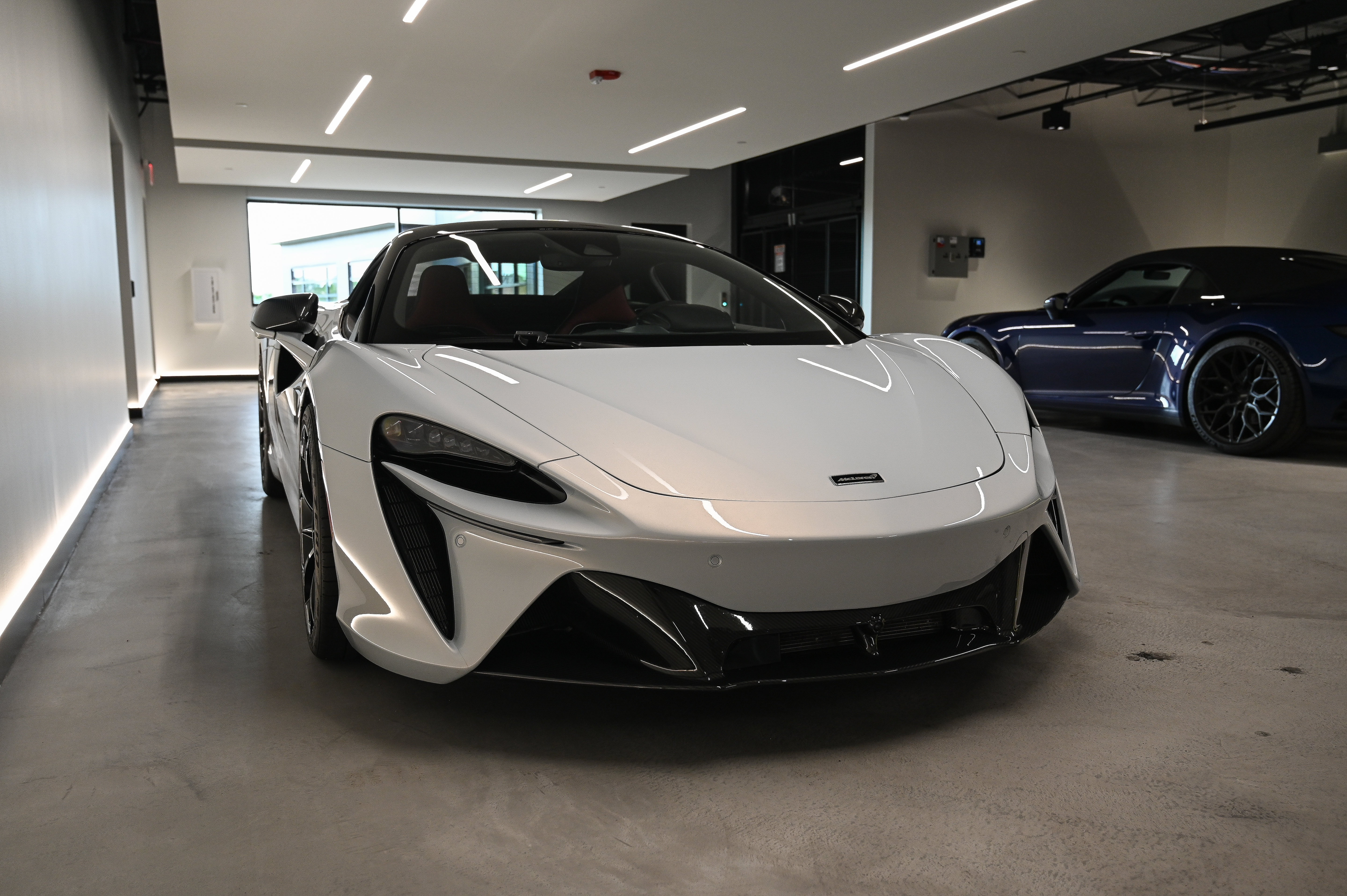 Used 2023 McLaren Artura RWD image 4
