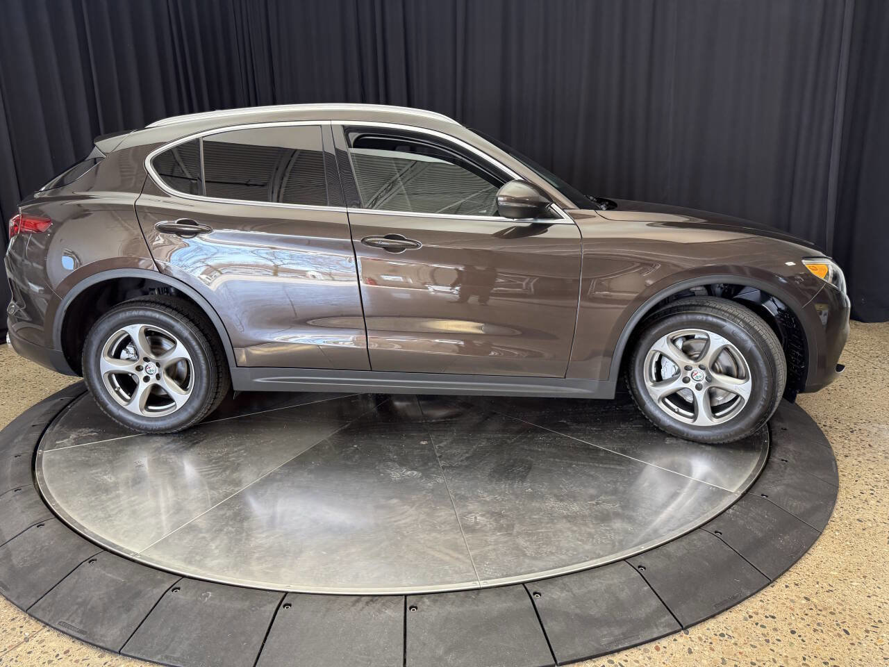 Used 2018 Alfa Romeo Stelvio AWD image 11