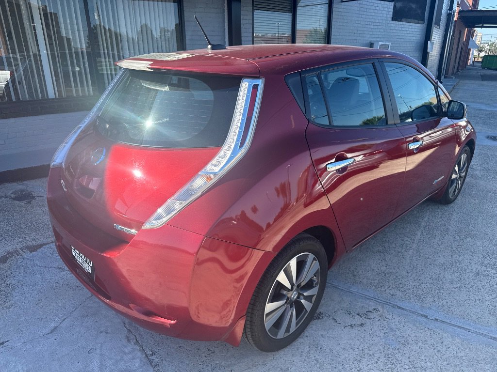 Used 2015 Nissan Leaf SL w/ Premium Package FWD image 4