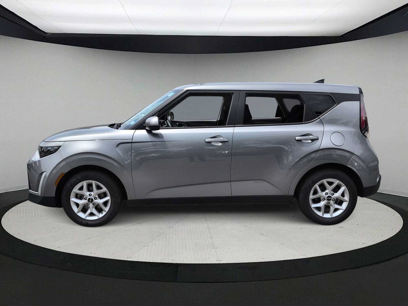 Used 2024 Kia Soul LX w/ Option Group 015 FWD image 5