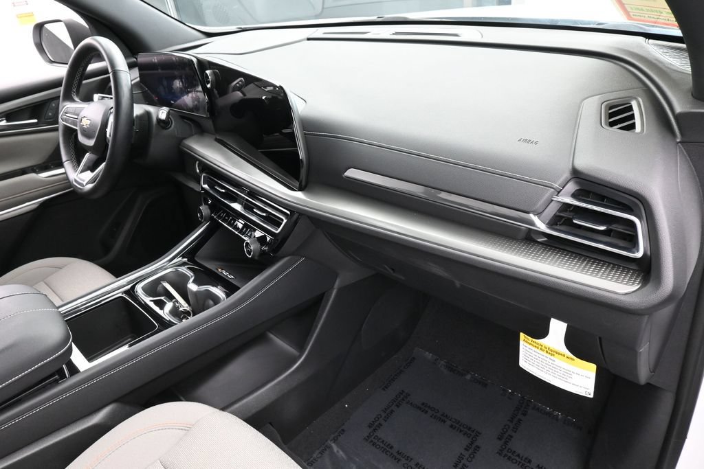 Used 2025 Chevrolet Traverse LT FWD image 45