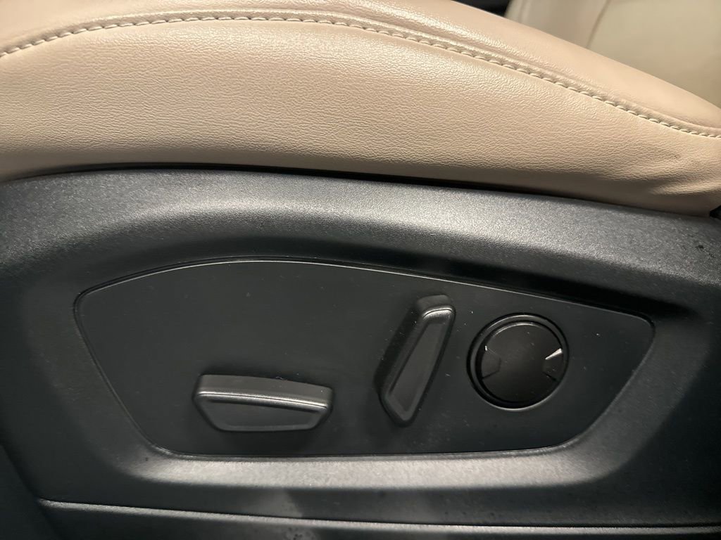 Used 2023 Ford Explorer XLT w/ Equipment Group 202A image 6