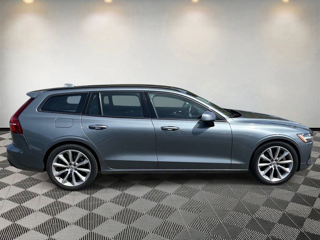 Used 2020 Volvo V60 T5 Momentum w/ Protection Package image 2