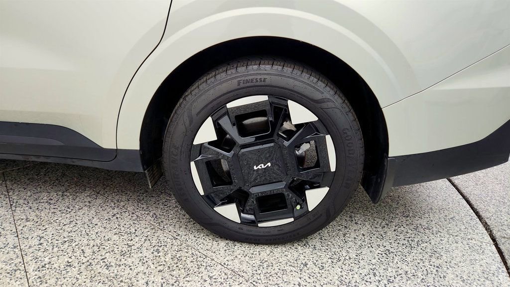 Used 2025 Kia Carnival EX FWD image 9