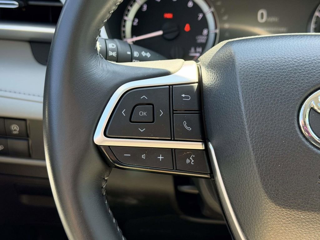 Used 2025 Toyota Highlander XLE AWD/4WD image 8