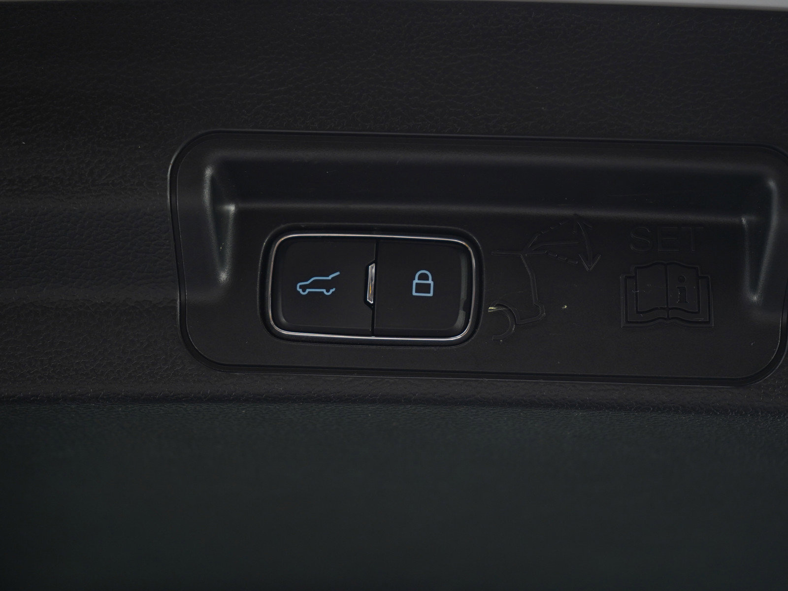 Used 2023 Ford Explorer Limited image 17