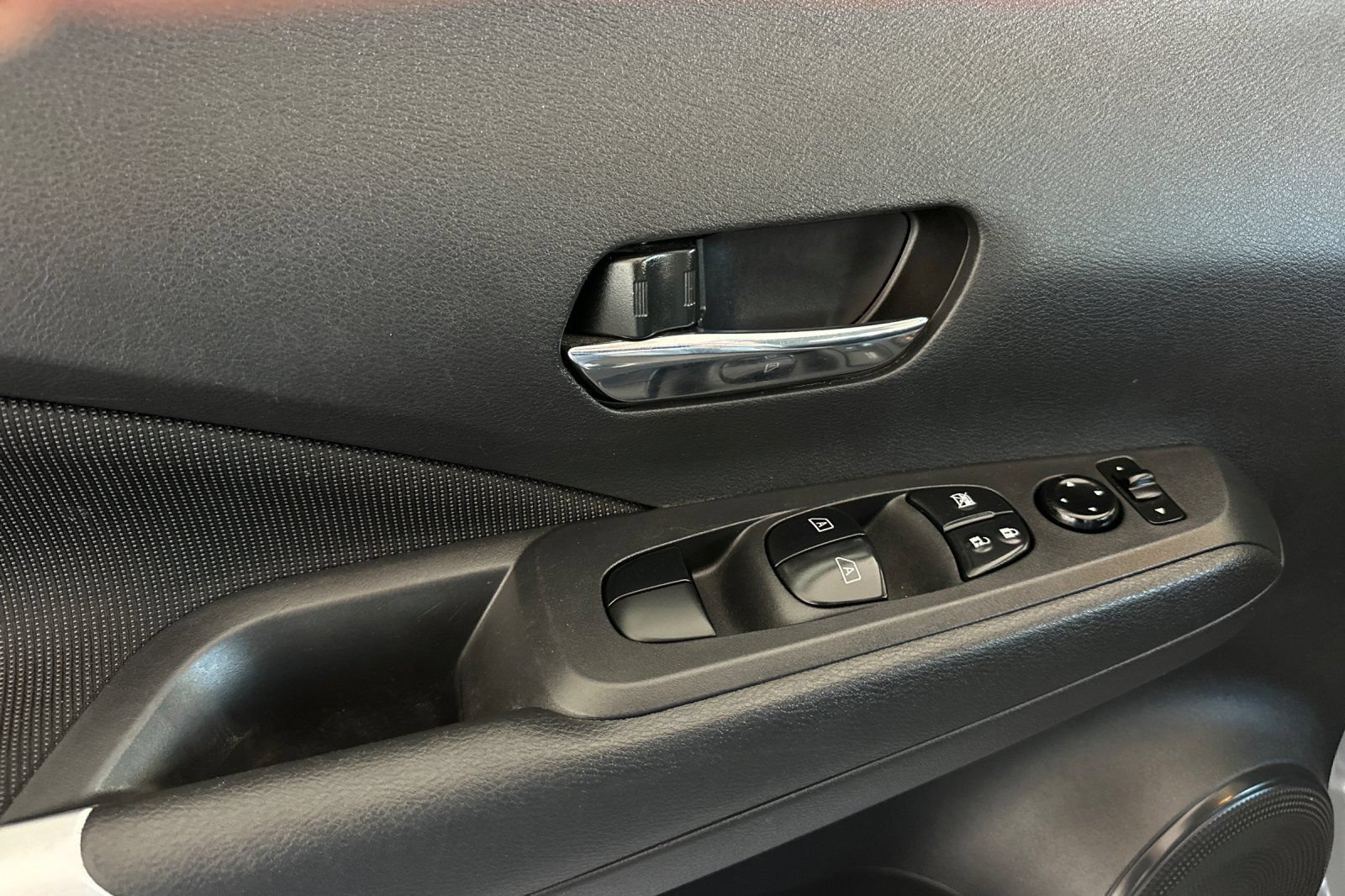 Used 2022 Nissan Kicks SV w/ Interior Electronics Package FWD image 10
